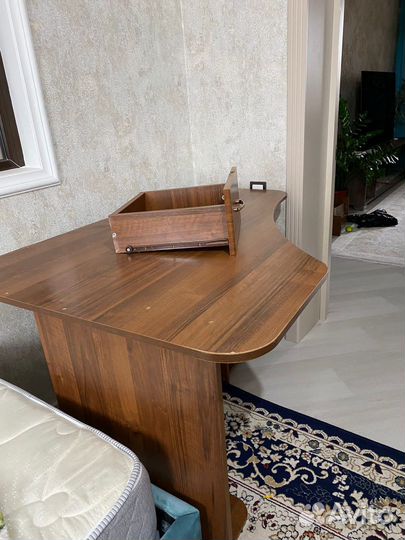 Стол и кресло