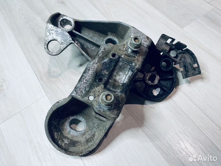 Кронштейн крепления двигателя VAG 8E0199352