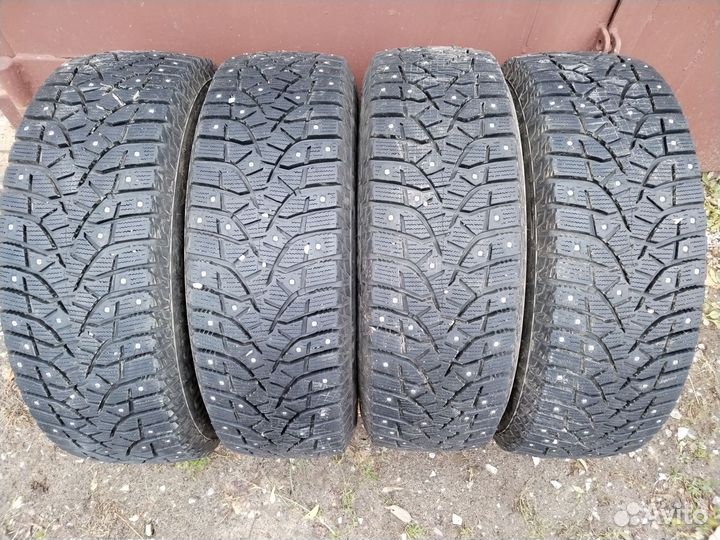 Bridgestone Blizzak Spike-02 SUV 225/65 R17