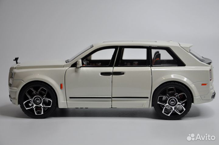 Модель автомобиля Rolls-Royce Cullinan металл