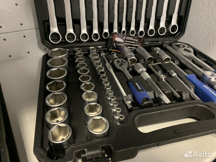 Набор инструментов ключей и головок