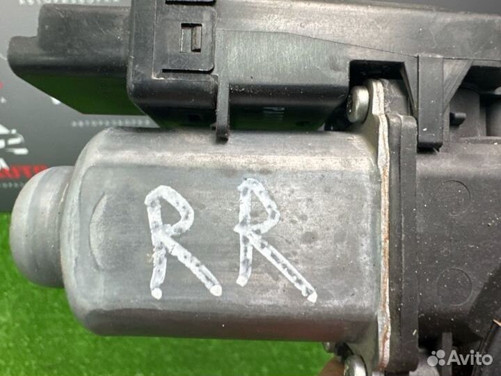 Мотор стеклоподъемника задний правый Kia Ceed 1 Ed