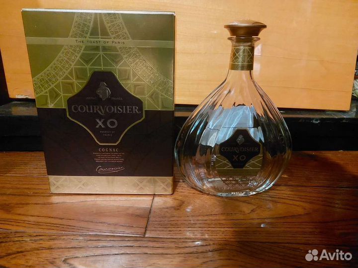Пустая бутылка с коробкой от Courvoisier X O