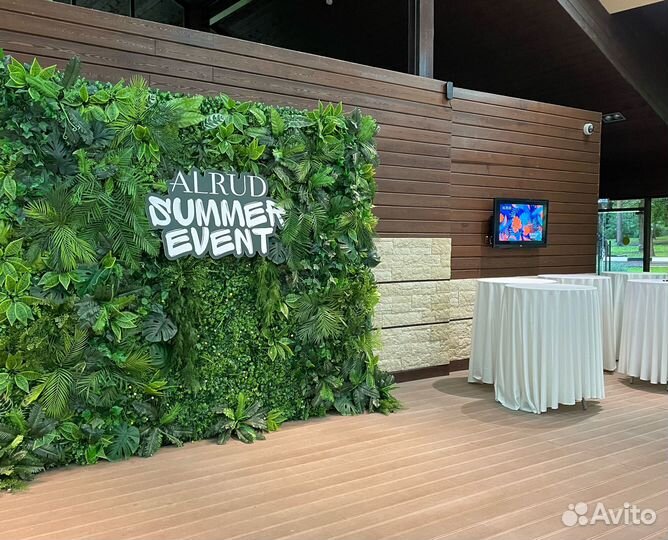 Фотозона зеленая стена. Тропическая фотозона