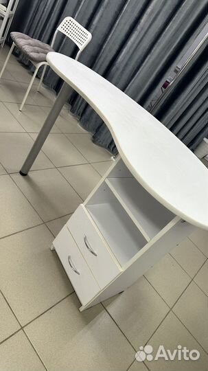 Продам маникюрный стол
