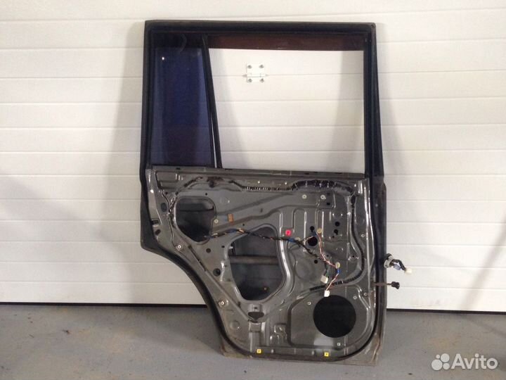 Toyota Land Cruiser J100 Задняя левая дверь