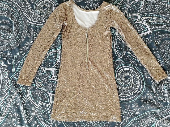 Платье с паетками