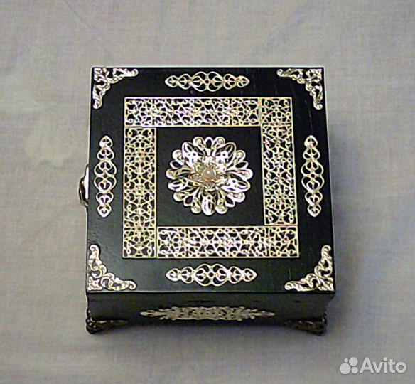 Деревянная шкатулка 