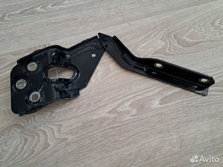 Петля капота левая Volkswagen Touareg 7P6823301