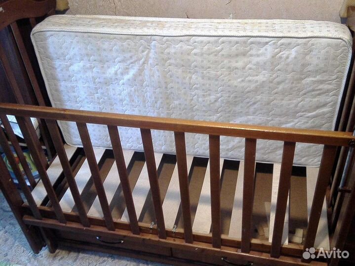 Детская кроватка с маятником и ящиком