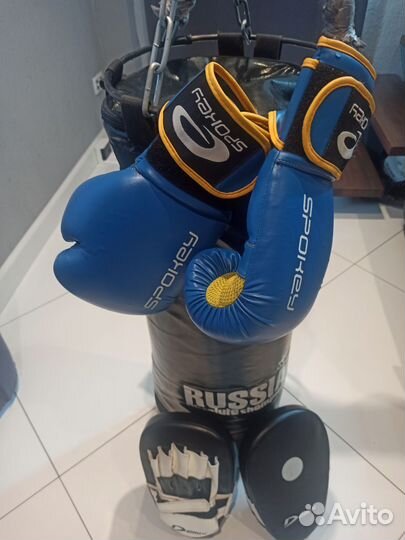 Боксерская груша и перчатки