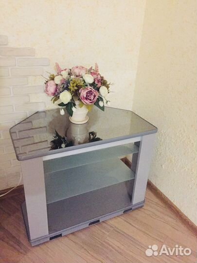 Стеклянная тумба под тв