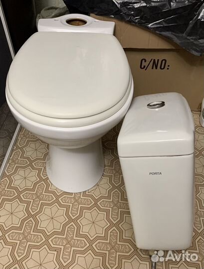 Унитаз и бачок для унитаза фирмы 