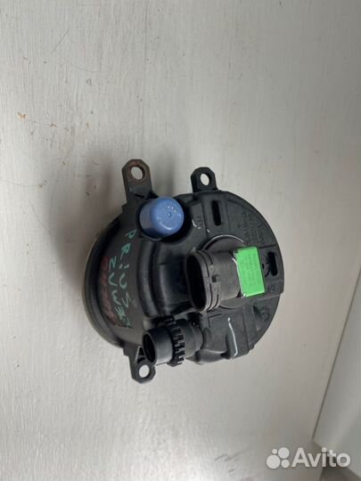 Фара противотуманная левая Toyota Prius ZVW30