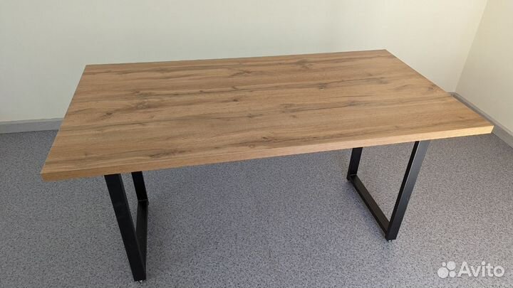 Офисная мебель (стулья, столы, шкаф, комод)