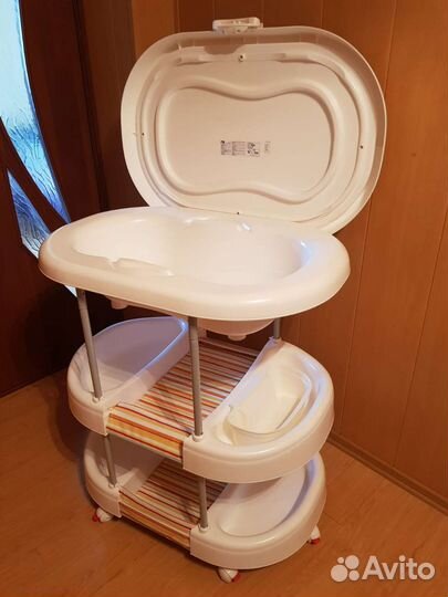 Ванночка для купания и пеленальный столик