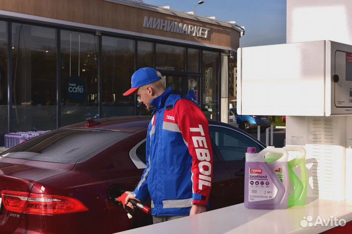 Заправщик на АЗС улица имени Генерала И.Д. Ивлиева