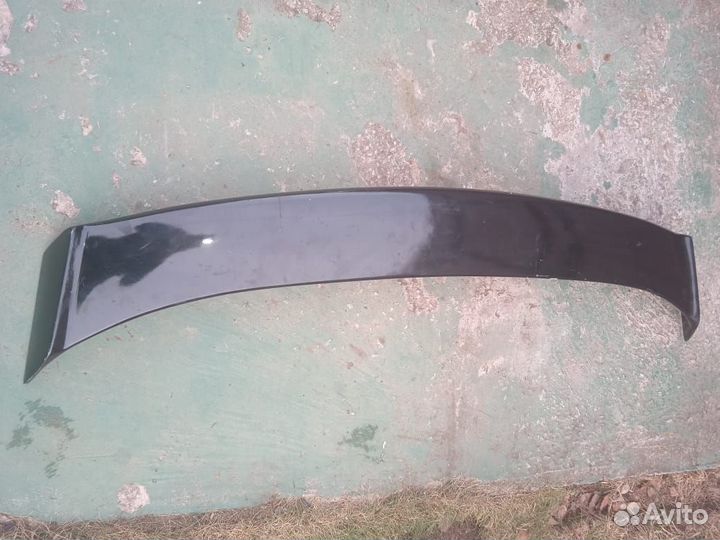 Спойлер на гранту на крышку багажника