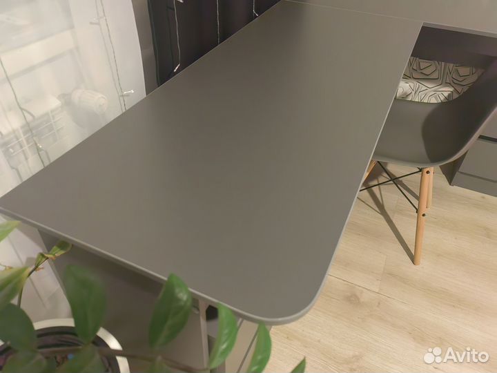 Угловой письменный стол для двоих