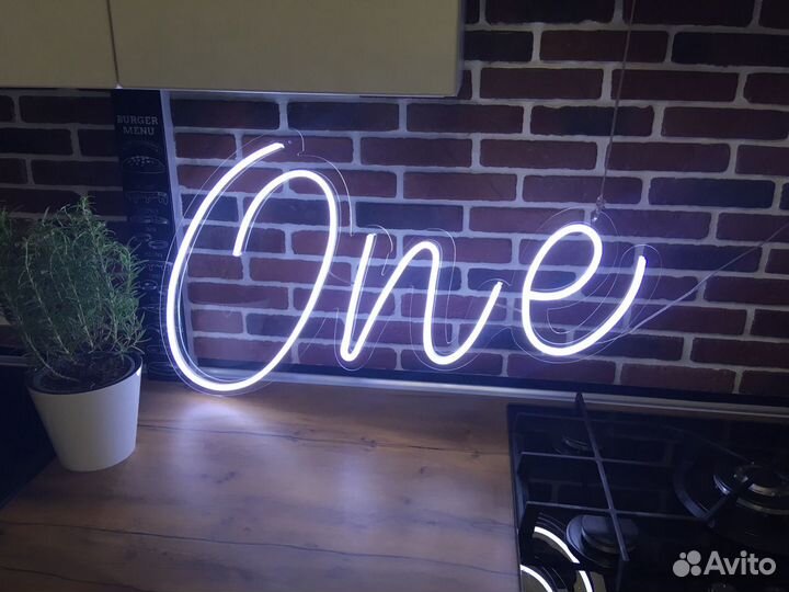 Надпись one