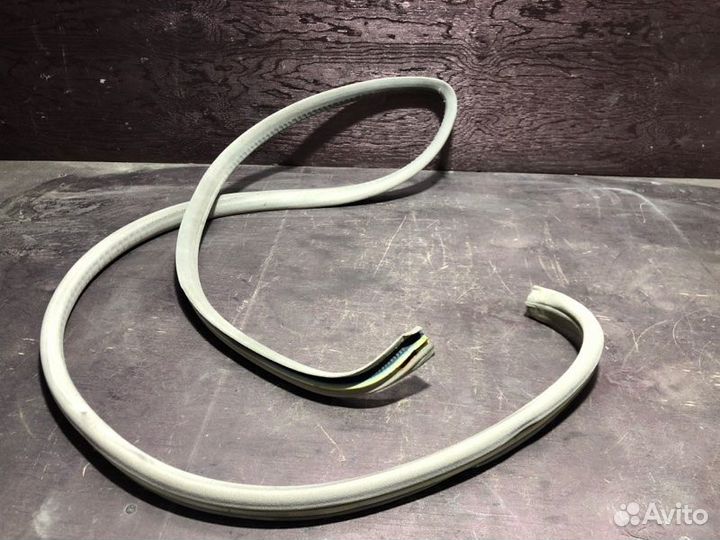 Уплотнитель проема двери передний Mercedes-Benz