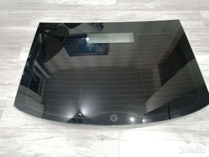 Стекло крышки багажника skoda Rapid