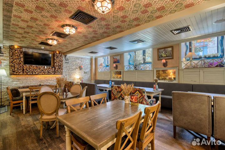 Официант в ресторан Villaggio 24/7 на Васильевском