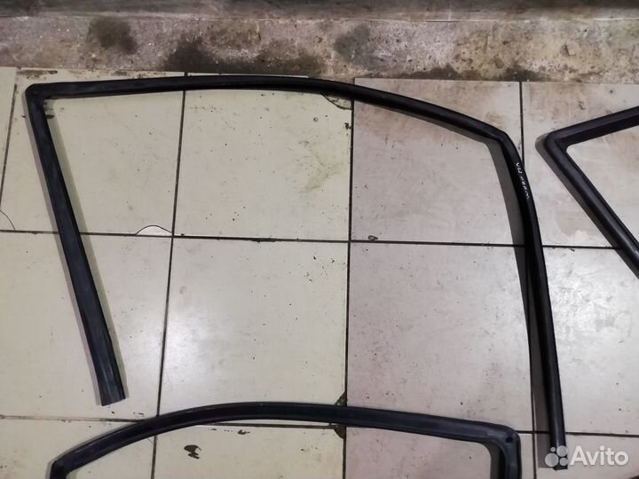 Уплотнители стекол направляющие Mercedes W220 Long