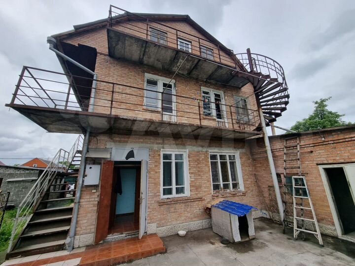 Дом 196 м² на участке 4 сот.