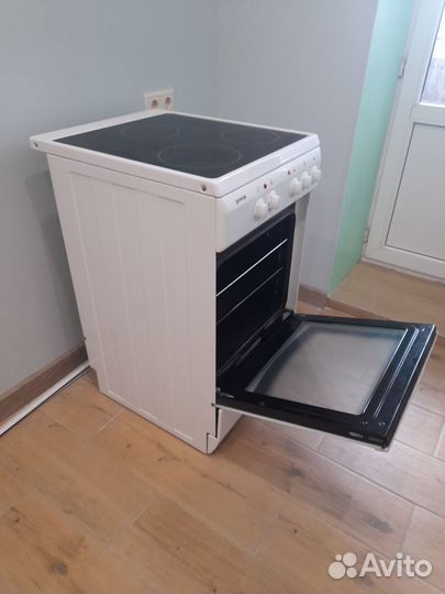 Электрическая плита с духовкой