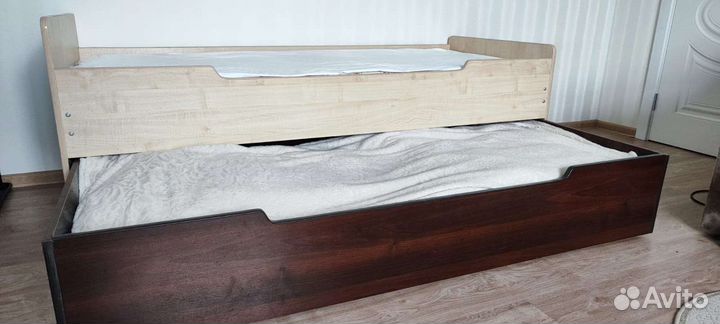 Кровать с нижним выдвижным ящиком