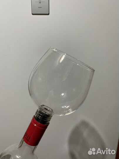 Бокал вставляющийся в бутылку вина