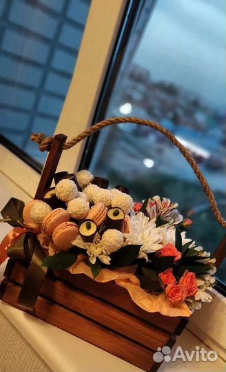 Букеты, сладкие из шоколада и клубники с цветами