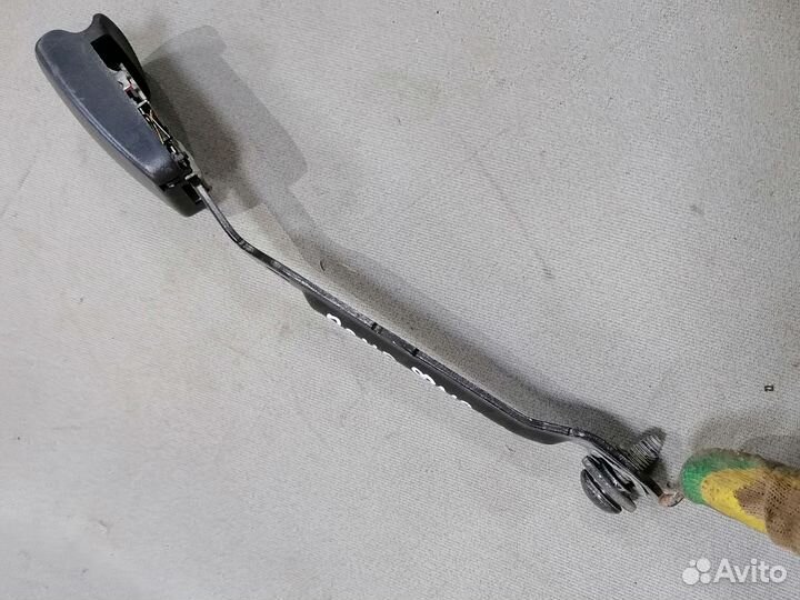 Рычаг застежки ремня безоп.Renault Fluence 2013