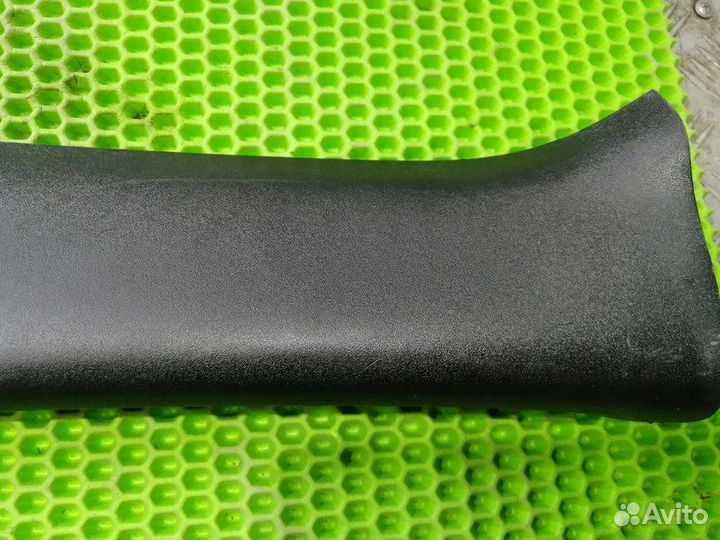 Обшивка передней стойки правая Nissan Juke F15