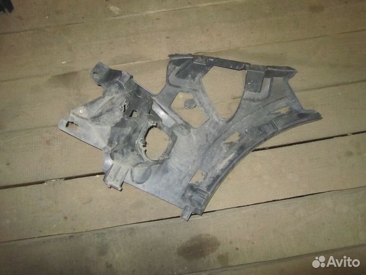 Кронштейн переднего бампера правый Megane III