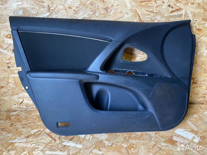 Обшивка передней левой двери Toyota Avensis