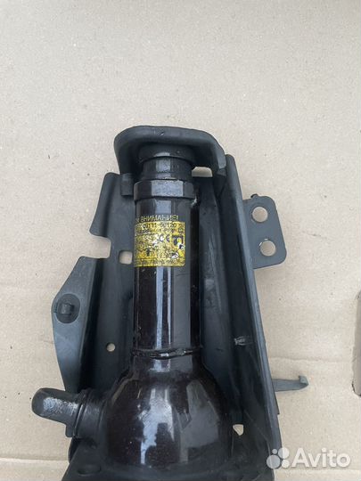 Домкрат Lexus LX570 Toyota Land Cruiser 200