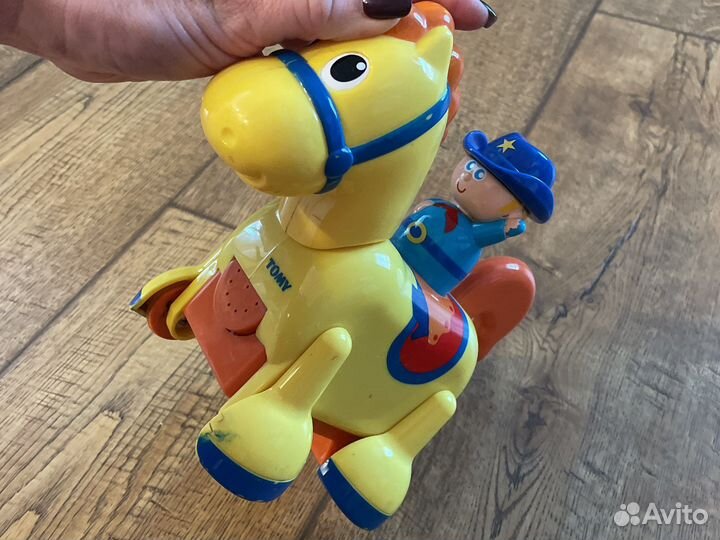 Tomy Игрушка музыкальная ковбой на лошадке