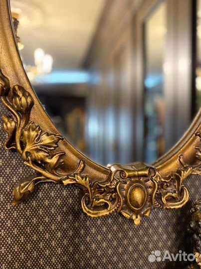 Настенное зеркало в резной раме