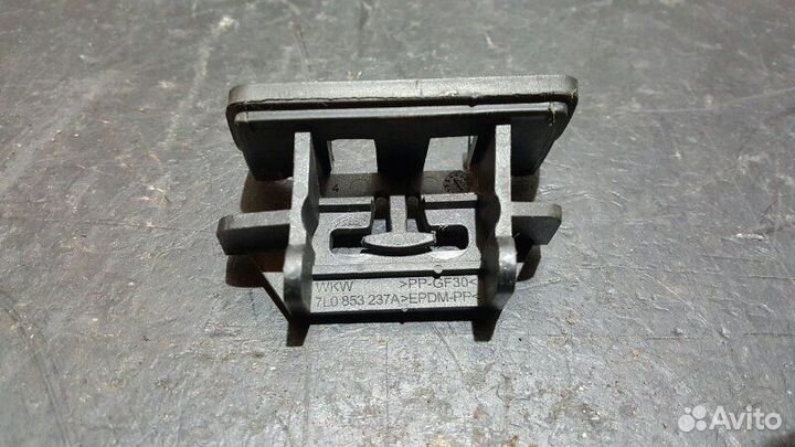 Кронштейн боковой накладки левый Porsche Cayenne