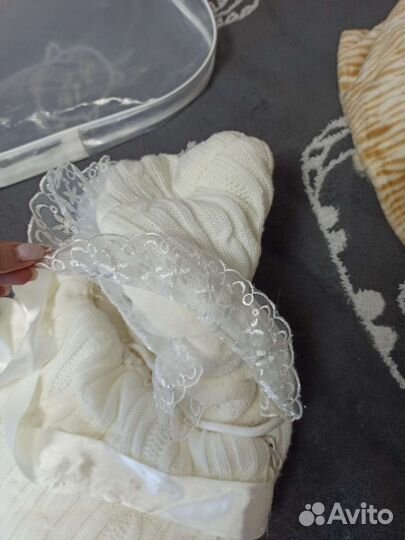 Конверт на выписку, шапочка в подарок