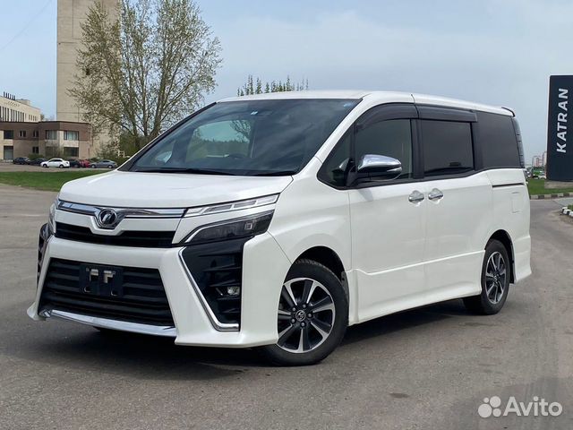 Toyota Voxy 2.0 CVT, 2018, 46 250 км с пробегом, цена 2575000 руб.