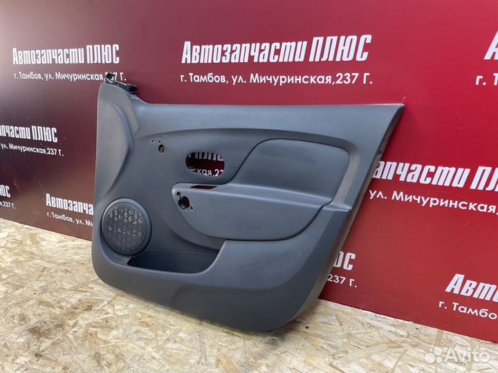 Обшивка боковой двери передняя правая Renault