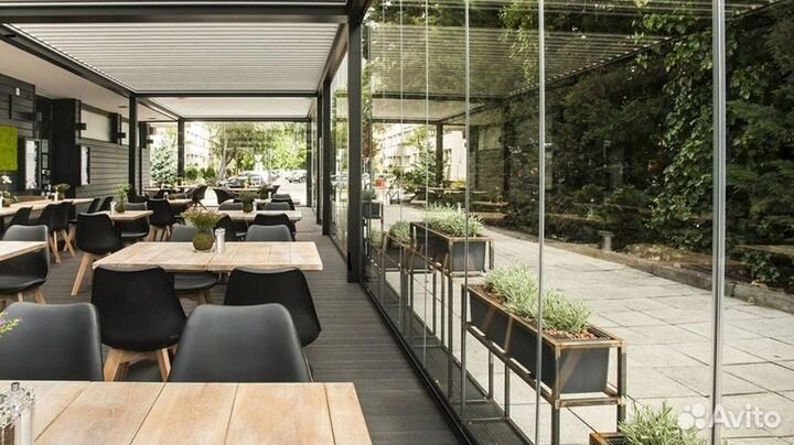 Безрамное остекление кафе