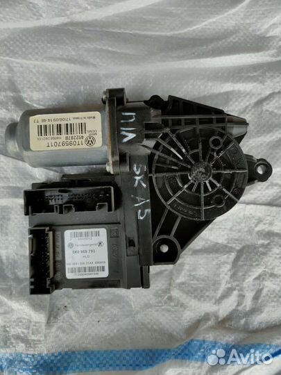 Моторчик передний левый Skoda Octavia A5