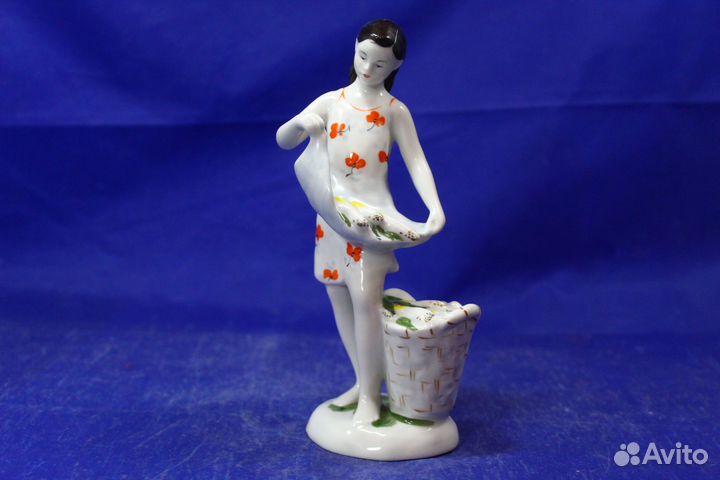 Фарфоровая Статуэтка Девочка с кукурузой СССР лфз