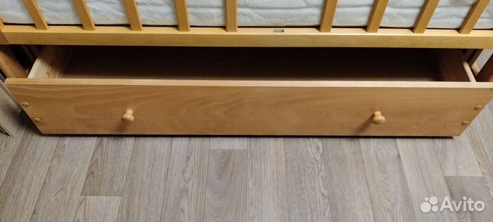 Детская кроватка с поперечным маятником и ящиком