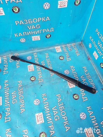 Ауди А6-С7.2015г.Поводок дворника водительский