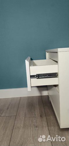 Тумба белая прикроватная с ящиками